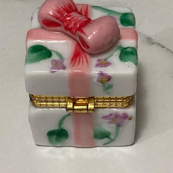 Floral Ceramic Trinket Box with Pink Bow - Picture 5 of 5